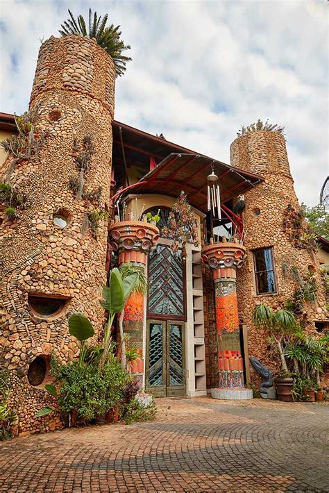 African palace - Ammazulu African Palace is unique luxury accommodation on the edge of the Kloof Gorge and Krantzkloof Nature Reserve. The Palace, reflecting on parts of KwaZulu-Natal history, is the vision of Durban artist Peter Amm, who has used his entire collection of Zulu Art and Crafts, incorporated into more than 40 beaded columns of exquisite beauty.